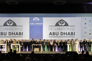 Foto de familia tras la firma de la Declaración de Abu Dabi.